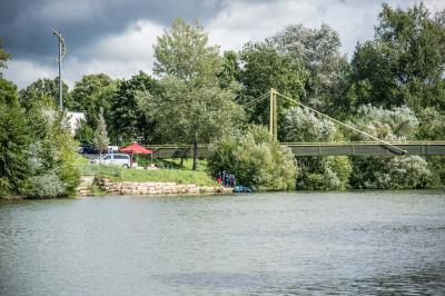 TAGBILDER! Esslingen: Junger Mann faellt in Neckar - Passant will helfen, findet ihn nicht mehr - Suchaktion der Rettungskraefte